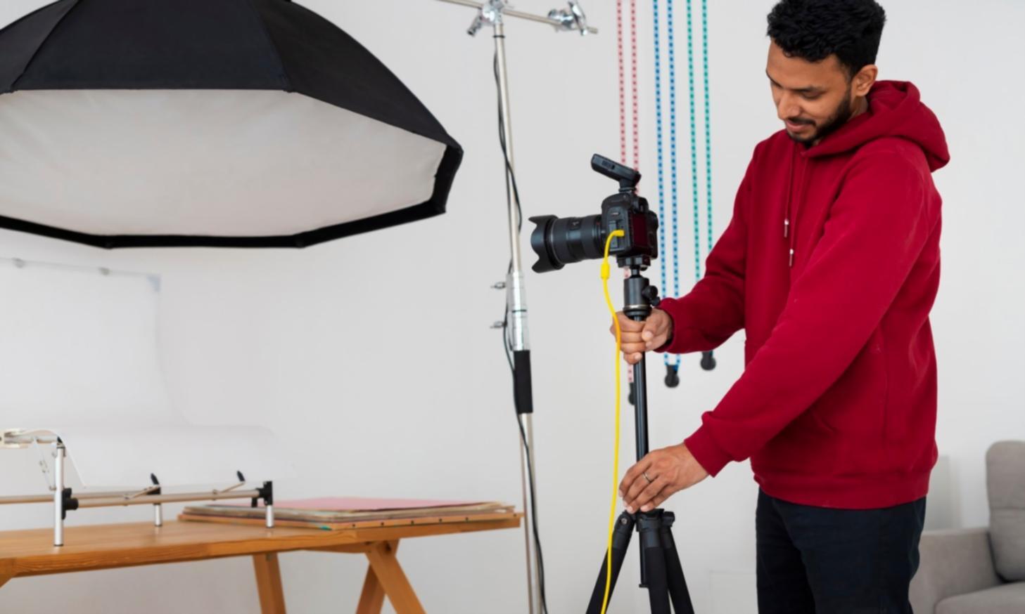 Schnittarbeitsplatz mit mehreren Monitoren