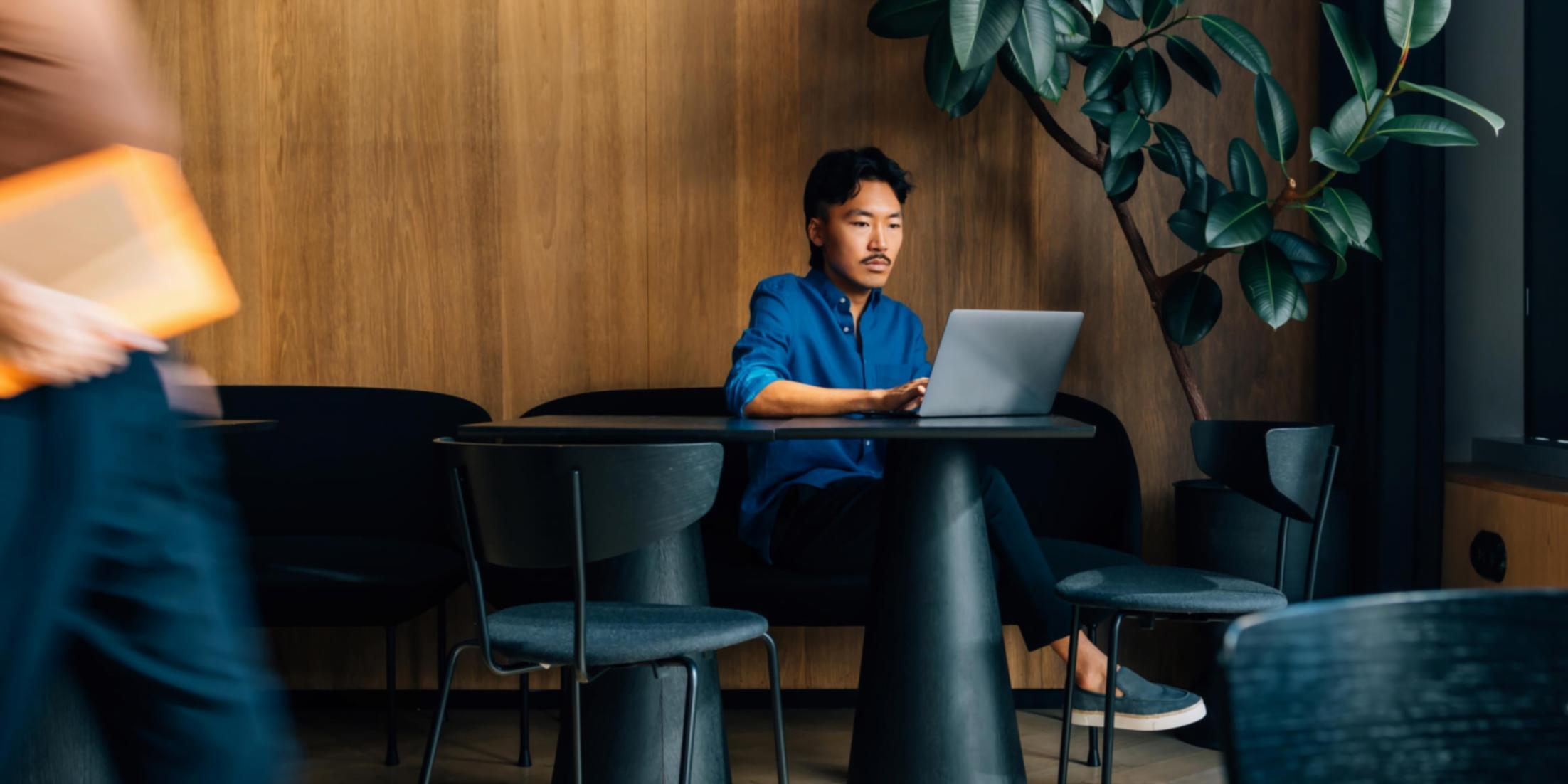 Professioneller Schnittplatz mit mehreren Monitoren zeigt Dokumentarfilm-Bearbeitungsprozess