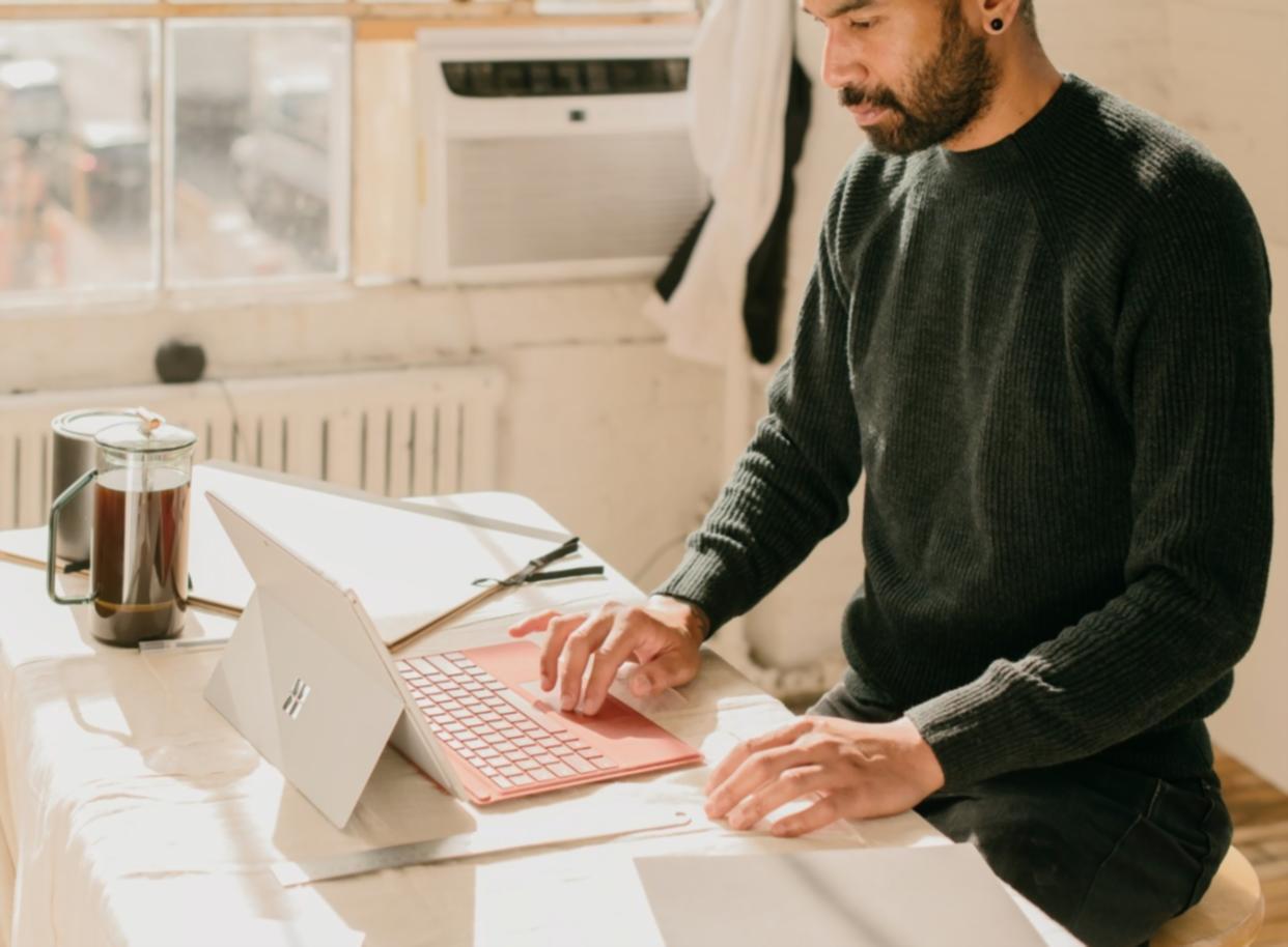 Professioneller Dokumentarfilm-Schnitt am Arbeitsplatz mit mehreren Bildschirmen
