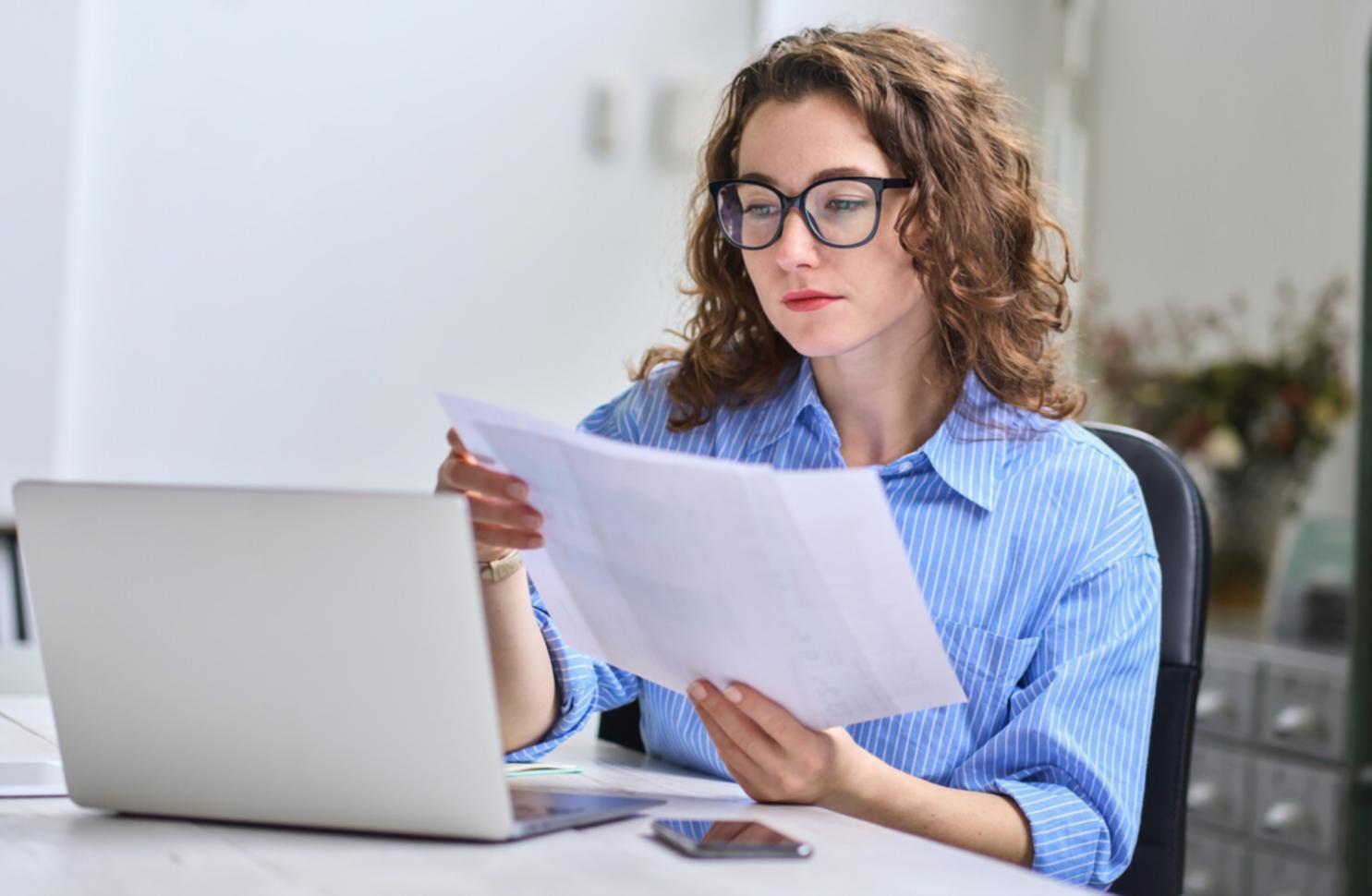 Nahaufnahme eines professionellen Schnittprogramms während der Schulung